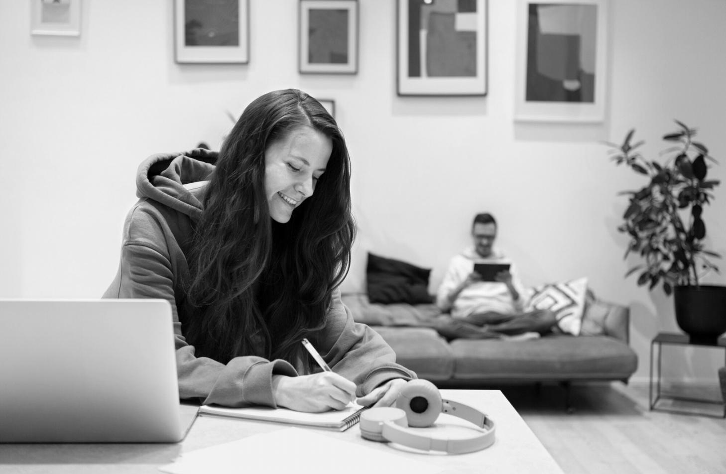 Momento di formazione pratica con studenti durante lezione di colorazione avanzata